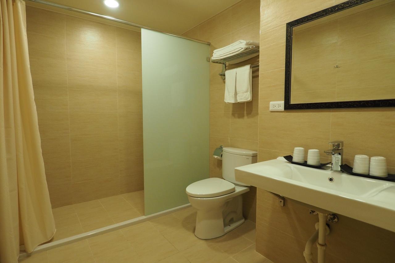 M Hotel Каосюн Екстериор снимка